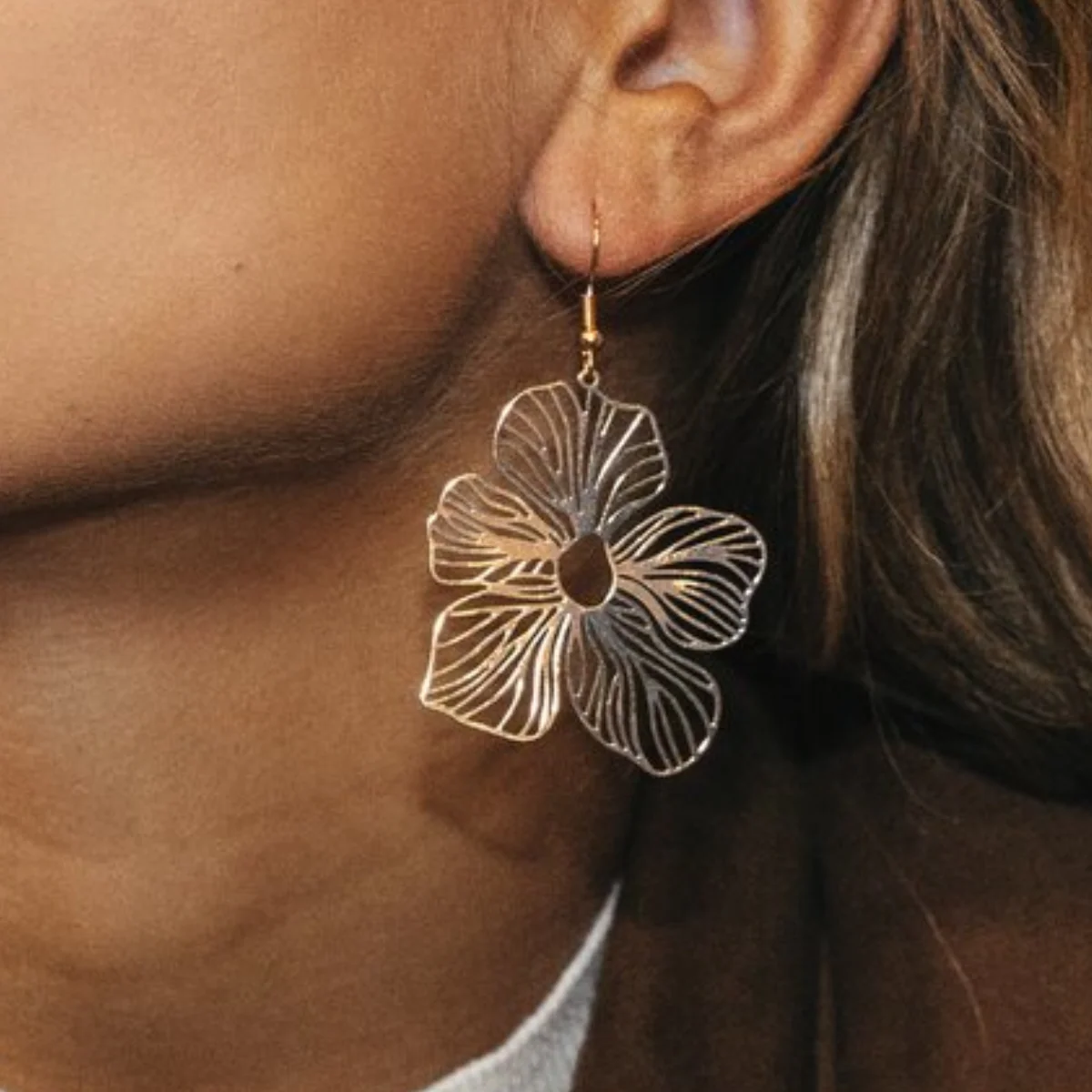 Boucles d'oreilles crochet filigrane fleur - Image 3