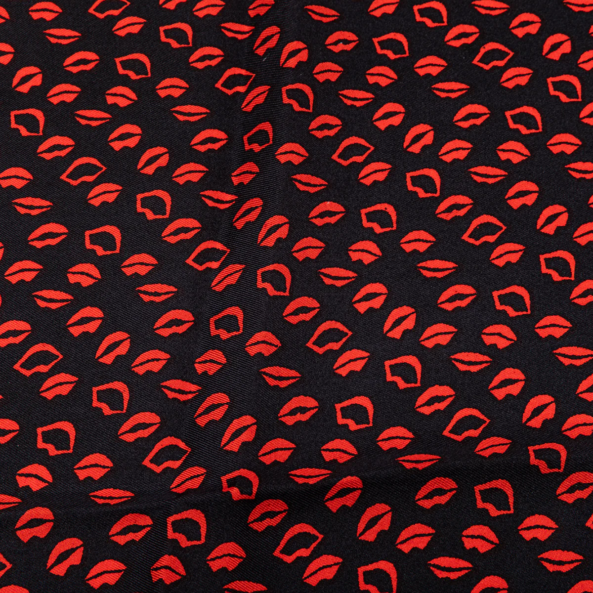 Foulard noir en soie G-Love - Image 2